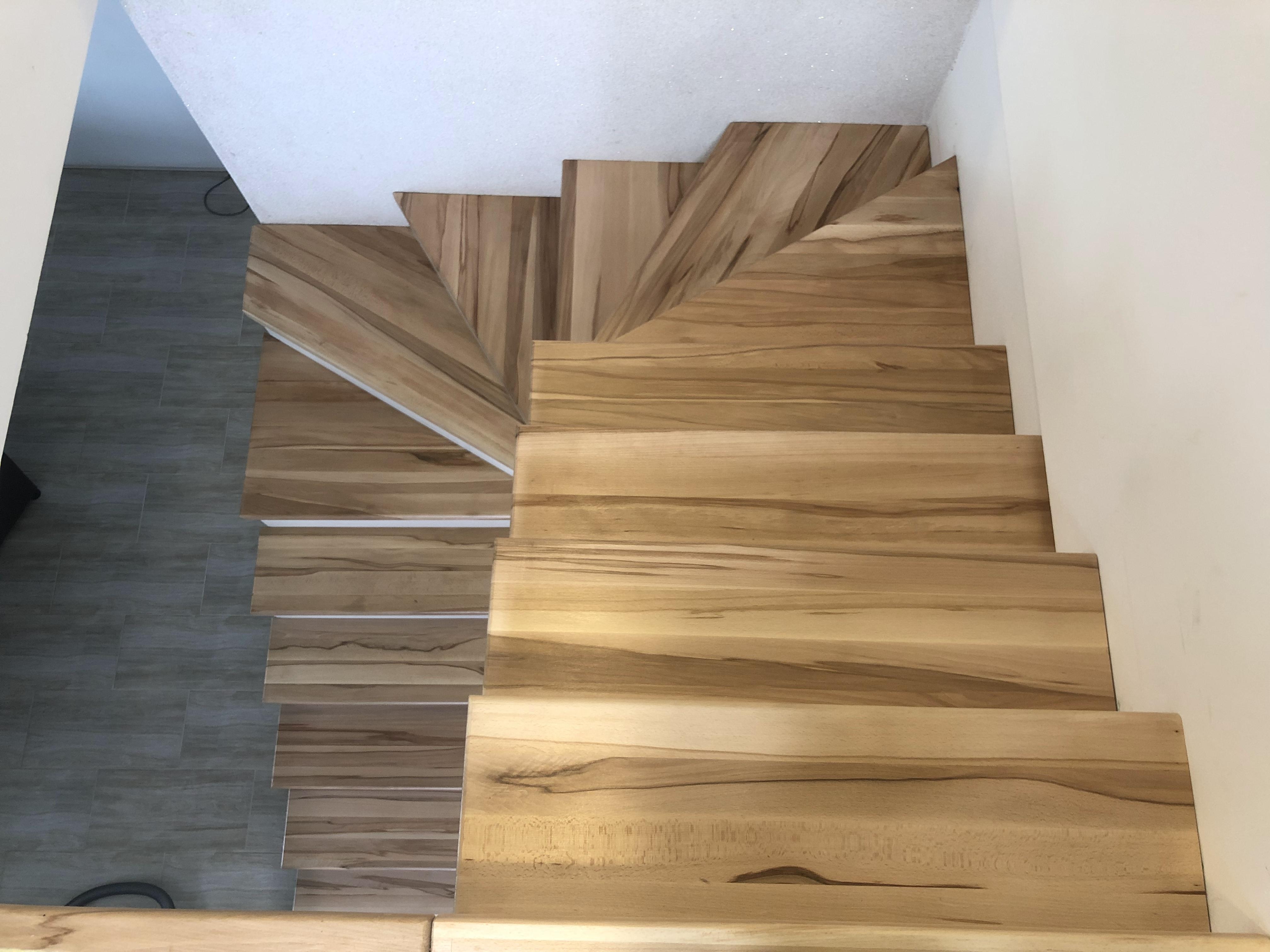 Montáž jasanového schodiště 